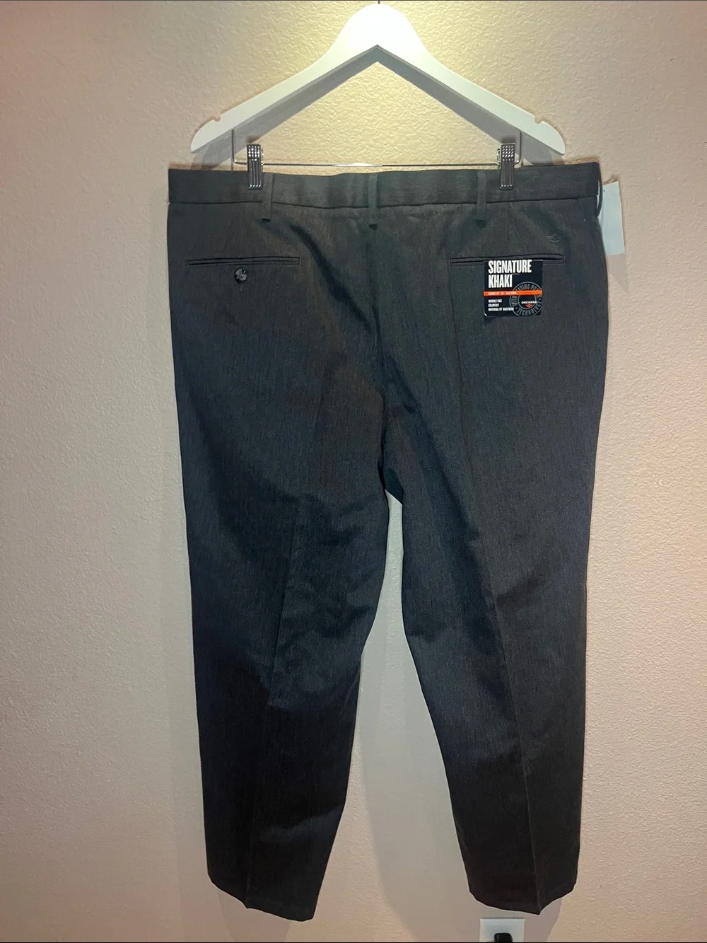 New Dockers Men’s Signature Khaki Gray Pants Size 42 x 30 Classic Fit NWT